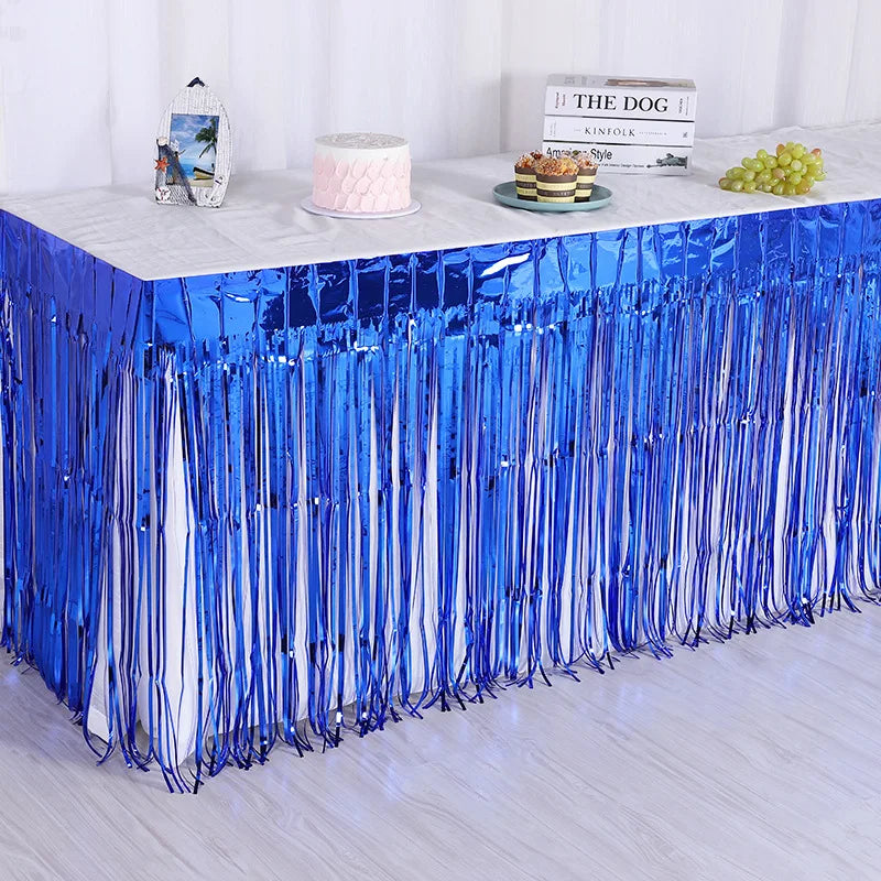 Détail des franges métalliques sur la jupette de table
