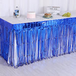 Détail des franges métalliques sur la jupette de table