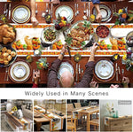 L'image montre une table richement garnie pour un repas d'automne, avec des plats traditionnels, des fleurs et des décorations saisonnières. La table est entourée de divers éléments de décoration typiques des pièces de vie d'une maison, tels qu'un salon, une salle à manger, un patio et une commode.