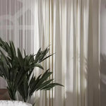 rideau moderne polyester beige clair rayures verticales blanches fenêtre française opaque tulle