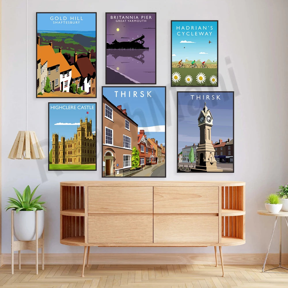 Affiches touristiques représentant divers sites et attractions de Grande-Bretagne, exposées sur un meuble de rangement en bois.