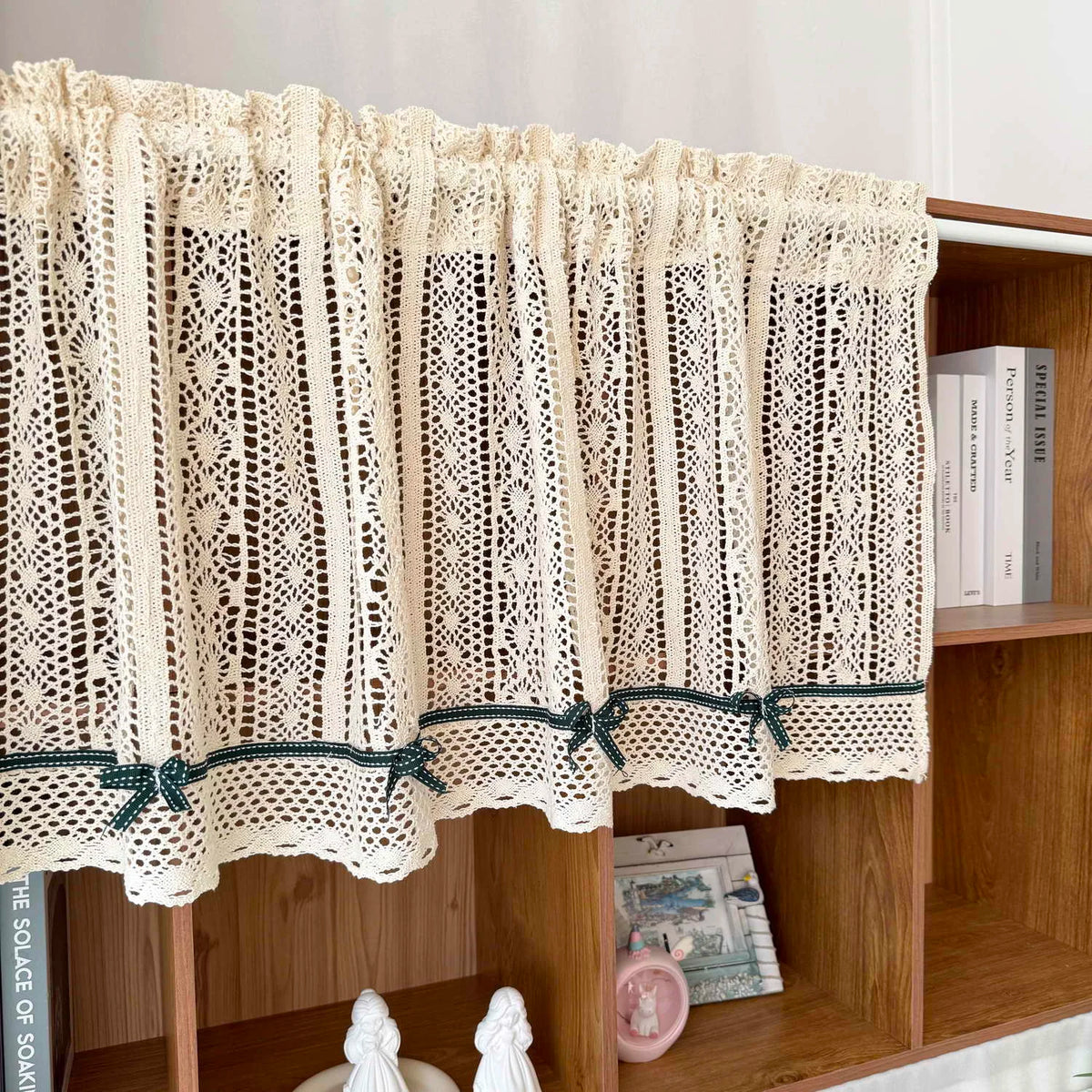 rideau vintage dentelle polyester opaque beige clair rubans noirs nœuds blancs cuisine salon petite