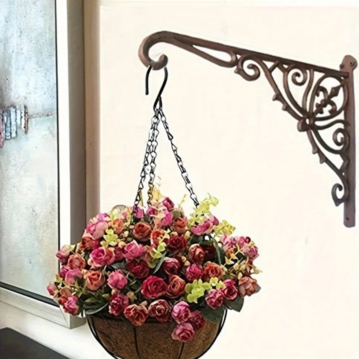 support mural plante suspendue marron foncé décoration florale spirales classique ornementé fixations fleurs roses