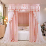 Un lit avec un baldaquin rose élégant dans une chambre confortable et lumineuse.