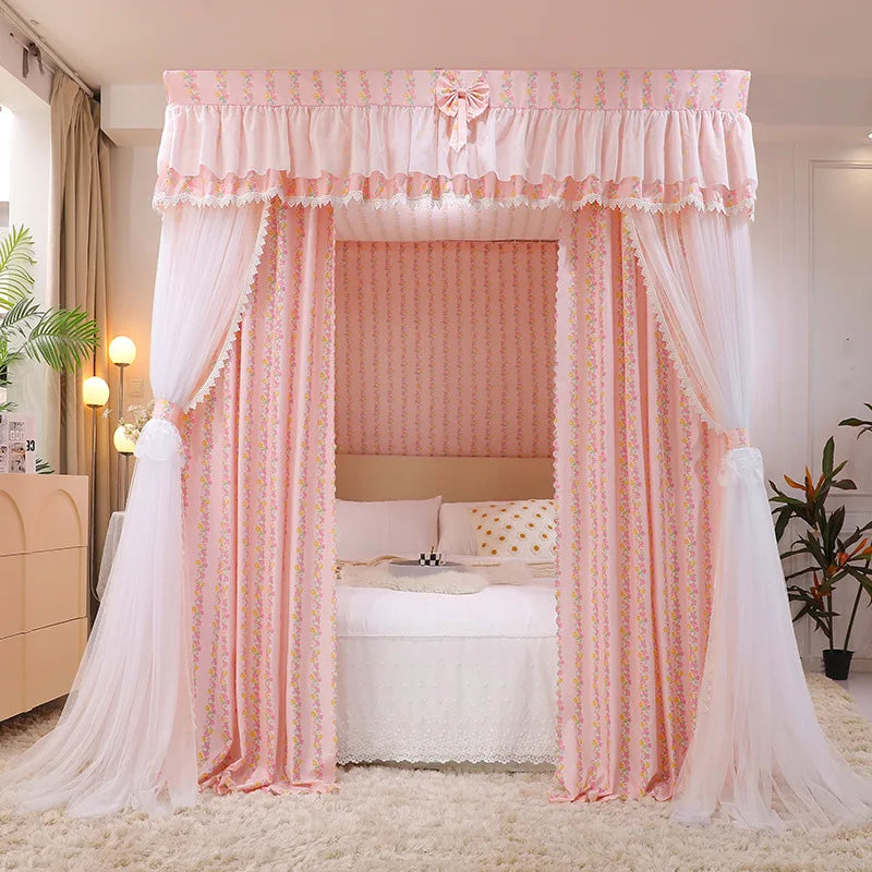 Un lit avec un baldaquin rose élégant dans une chambre confortable et lumineuse.