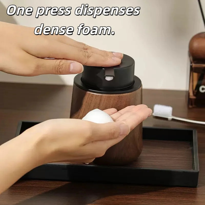 distributeur mousse mains moderne minimaliste bois brun foncé grain noyer opaque rechargeable salle bain