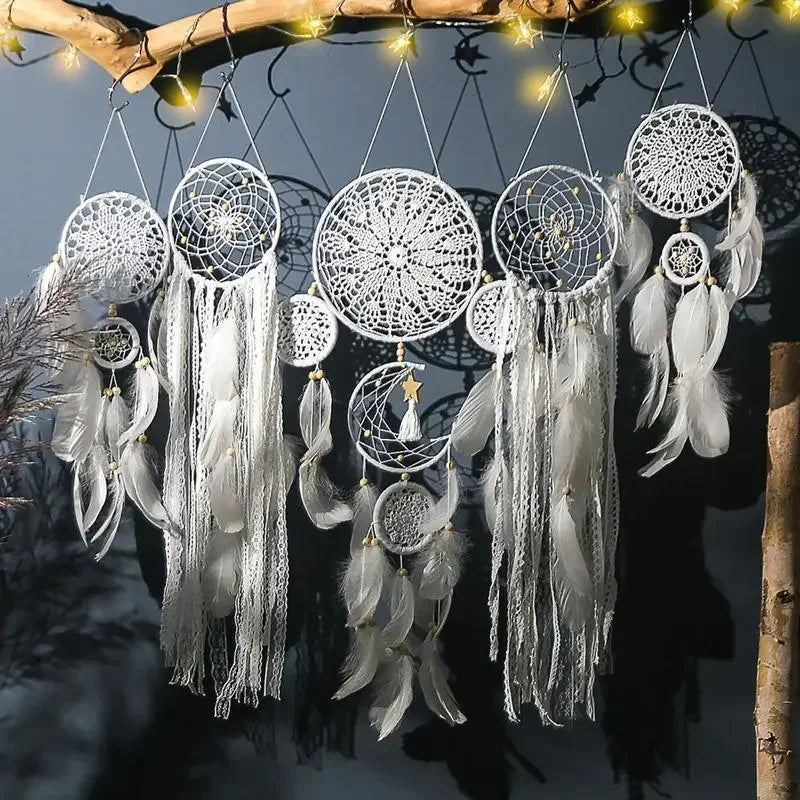 attrape rêves bohèmes plumes blanc gris rose noir décoration murale nordique chambre enfant lune