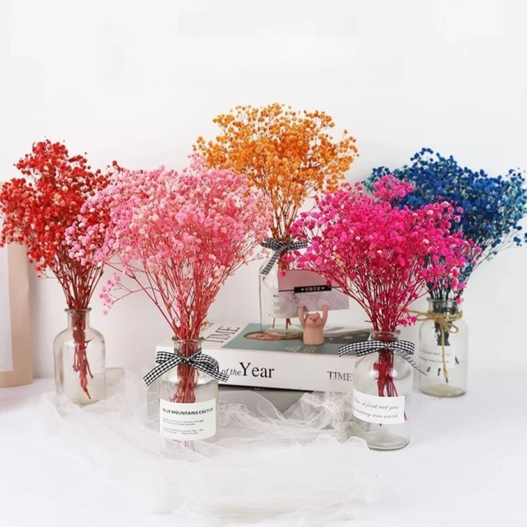 bouquet fleurs séchées multicolores petites fleurs blanches ruban blanc boîte papier décoration maison rustique