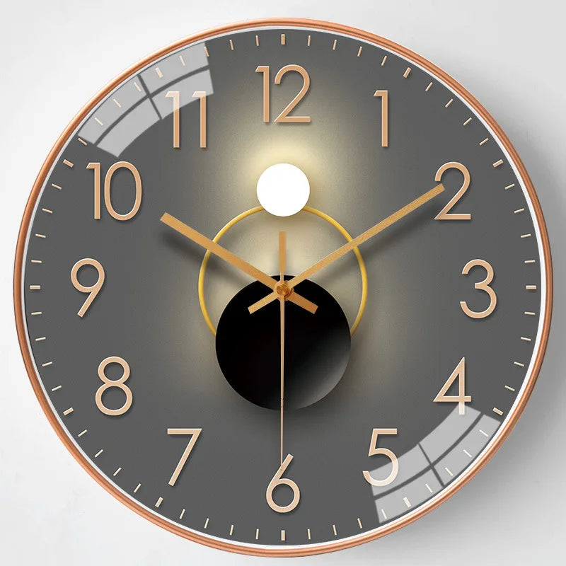 horloge murale moderne quartz aiguille dorée fond marron gris salon verre cristal
