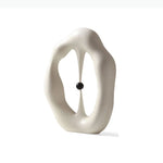 sculpture abstraite contemporaine blanc gris minimaliste texture mat forme organique noire central