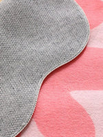 tapis fleur stylisé moderne rose blanc jaune antidérapant imperméable extérieur intérieur