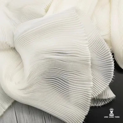 tissu polyester blanc rayures verticales robe soirée élégante jupe plissée manches longues haute couture
