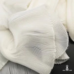 tissu polyester blanc rayures verticales robe soirée élégante jupe plissée manches longues haute couture