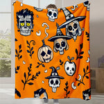 Couverture festive avec des motifs de crânes, de citrouilles et de personnages effrayants sur un fond orange vif, créant une ambiance d'Halloween typique.