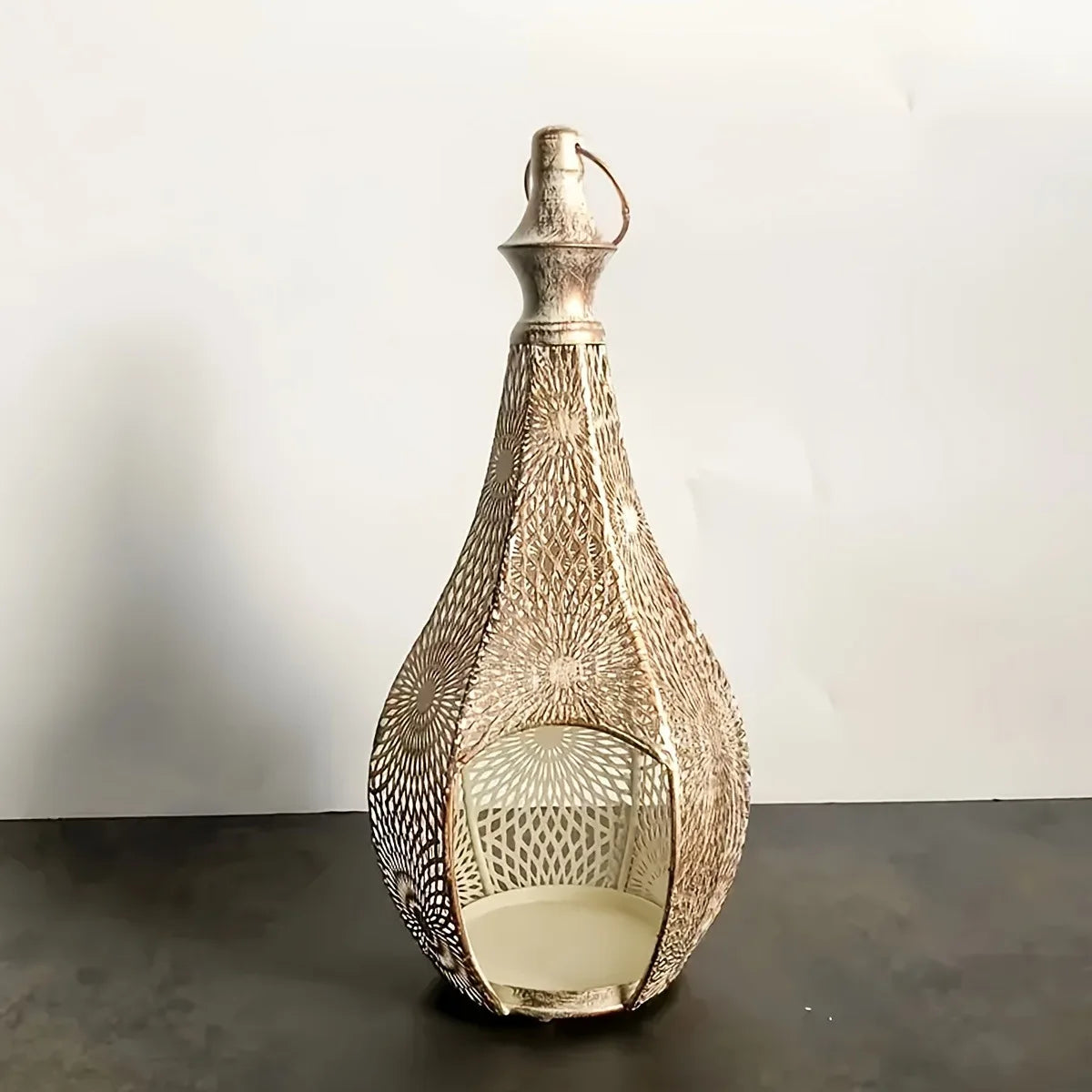 lanterne artisanale dorée ornements géométriques bougie suspendue traditionnelle noël anniversaire