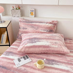 Couverture et oreiller moelleux dans des tons roses et blancs, parfaits pour une ambiance cosy et relaxante dans une chambre.