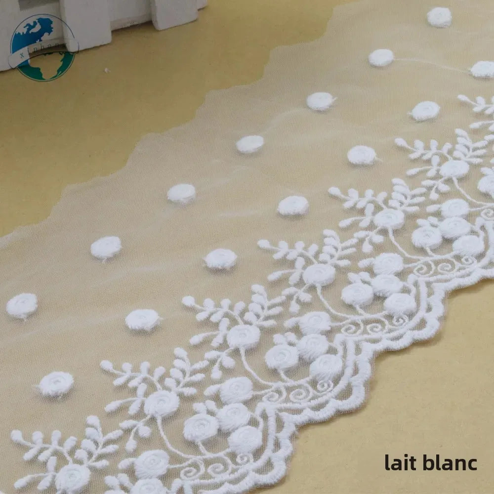 dentelle tulle blanche motifs floraux bordure ajourée tissu voile élément relief romantique floral