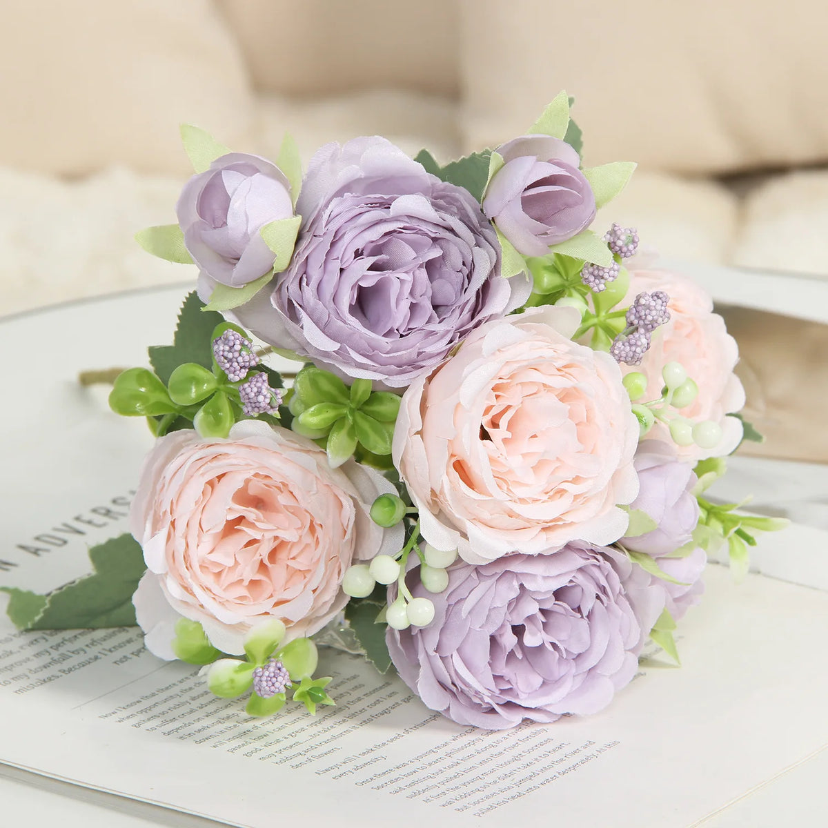 bouquet artificiel roses violettes blanches décoration mariage intérieur classique anniversaire baby shower
