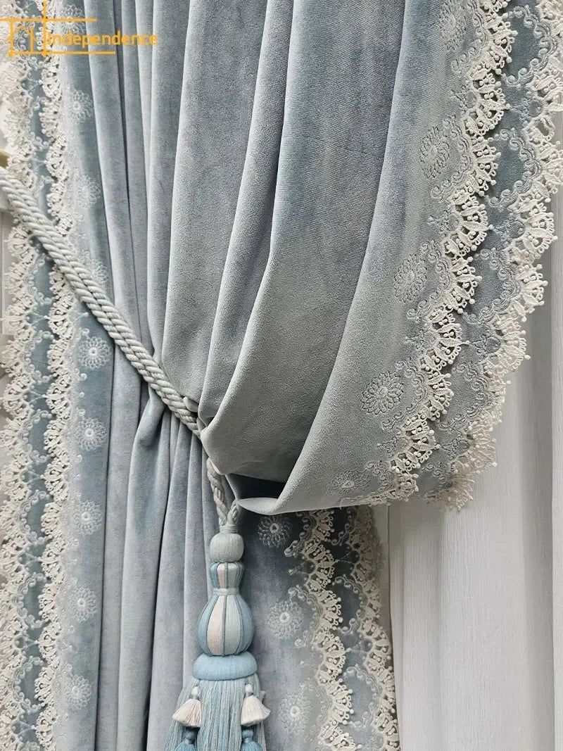 rideau velours gris clair dentelle blanche occultant salon chambre classique pompons