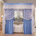 Rideaux et tentures bleus pastel élégants avec dentelle blanche dans une chambre chaleureuse et lumineuse.