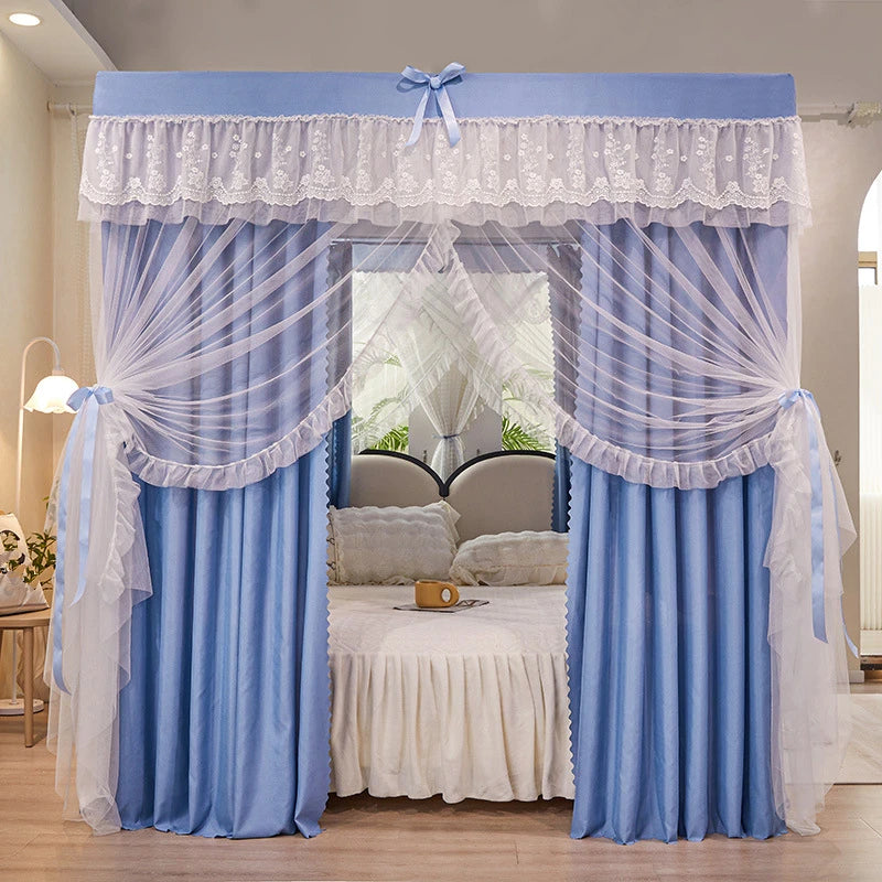 Rideaux et tentures bleus pastel élégants avec dentelle blanche dans une chambre chaleureuse et lumineuse.