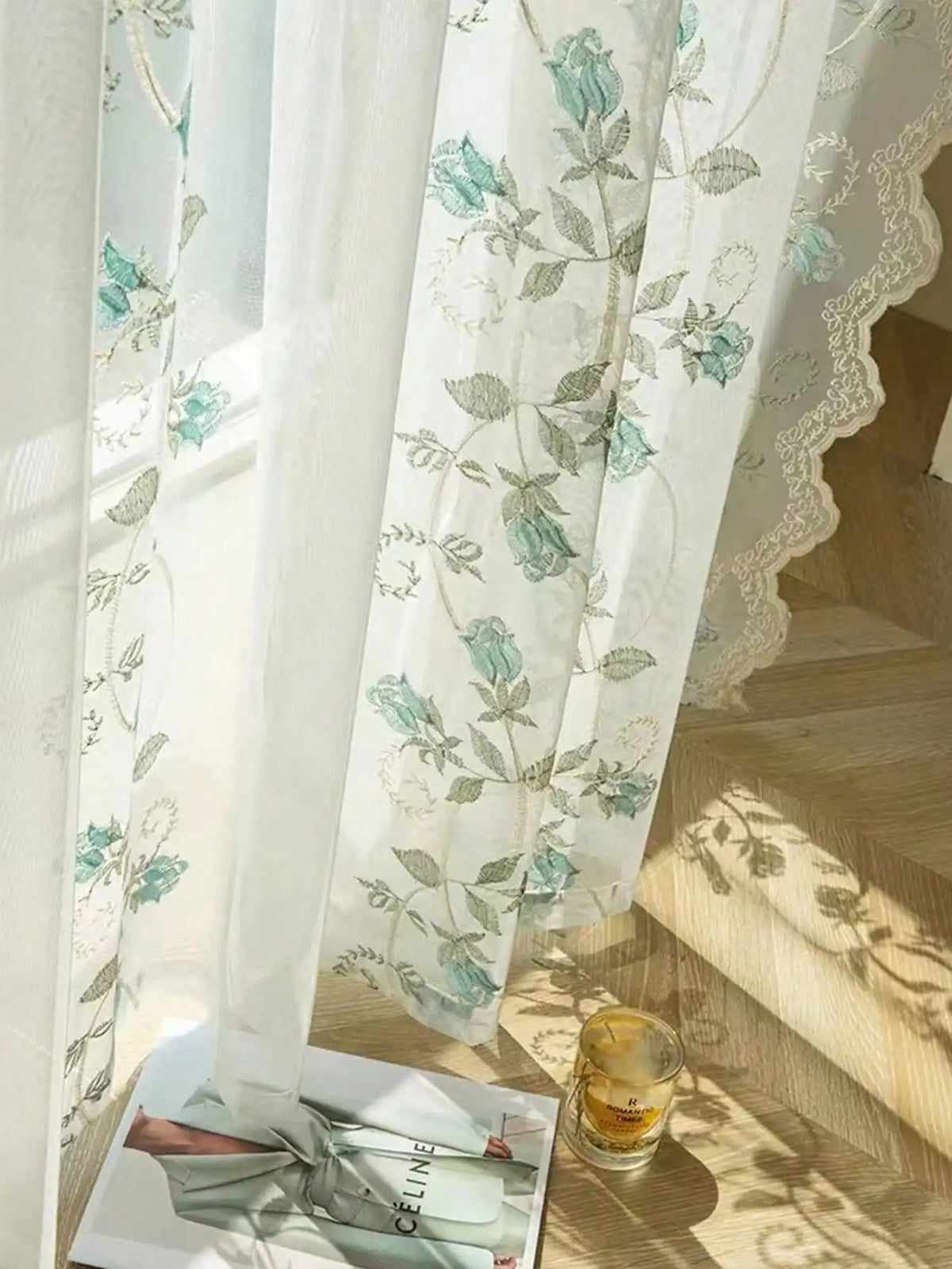 rideau transparent brodé motifs floraux bohème décoration intérieure fenêtre balcon salon