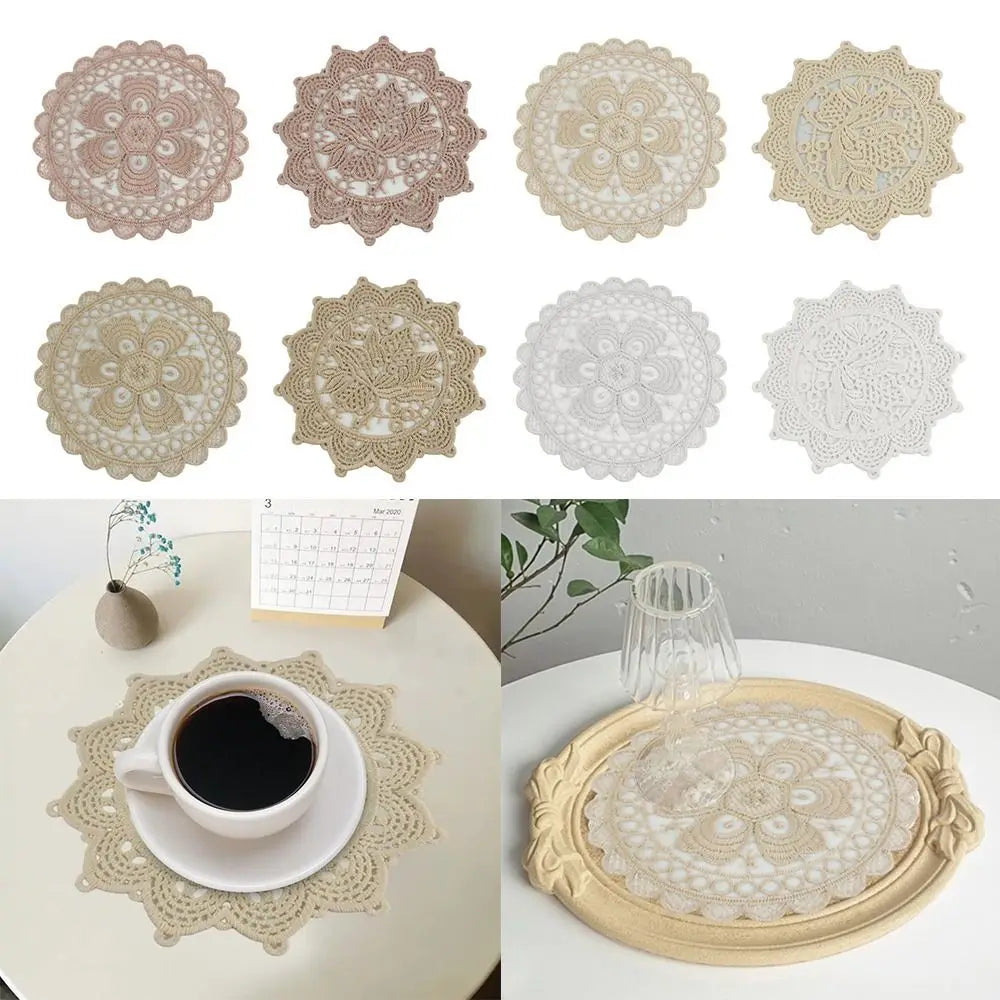 serviettes table vintage brodées fleurs dentelées beige rose clair blanc romantique