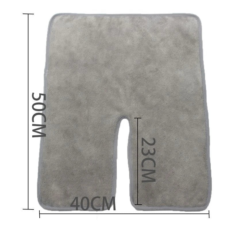 Un épais tapis gris mat avec des dimensions d'environ 50 cm de long sur 23 cm de large.