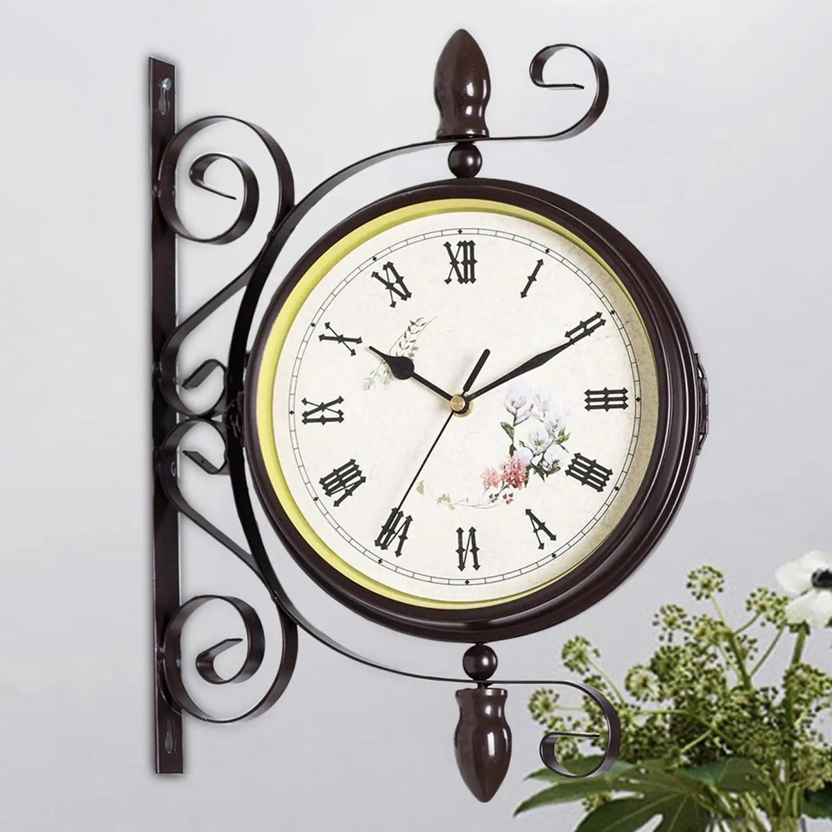 horloge murale double face cadran floral vintage cadre noir aiguilles noires salon intérieur extérieur