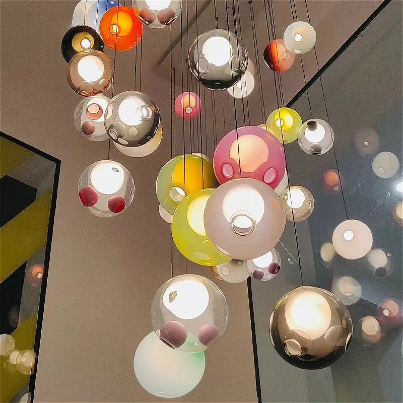 lampes suspendues modernes sphères colorées brillantes intensité variable transparentes opaques chambre salon
