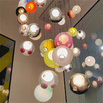 lampes suspendues modernes sphères colorées brillantes intensité variable transparentes opaques chambre salon