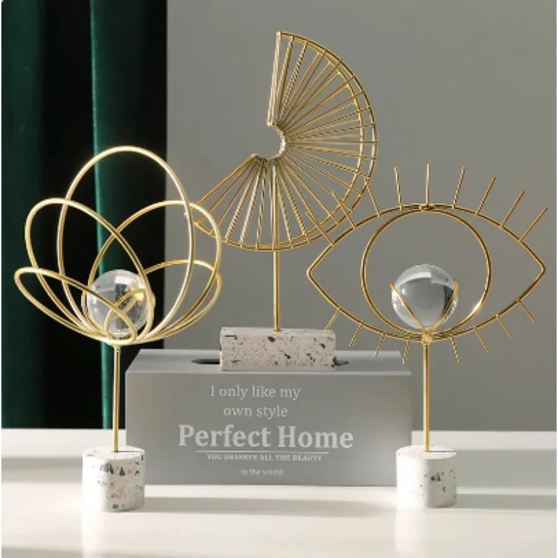 décorations intérieures modernes métal or blanc gris sphères transparentes minimaliste