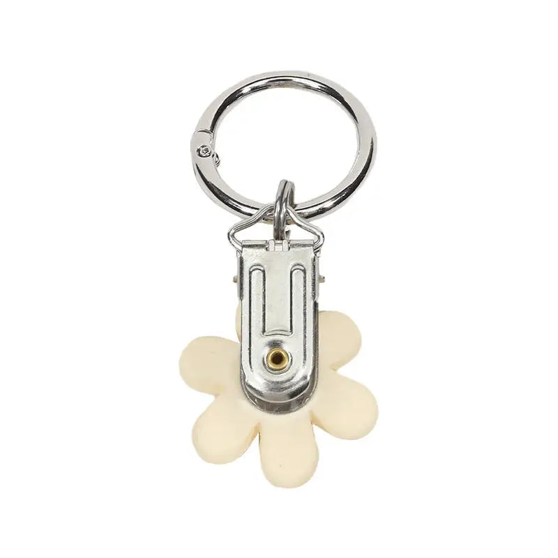 porte clés pince chapeau fleurs simples moderne minimaliste beige blanc jaune rose adhésif voyage