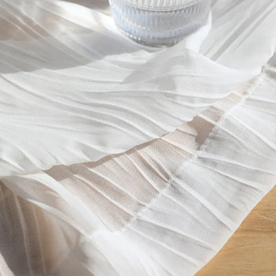 Rideau en tulle de mousseline blanc suspendu dans un salon moderne