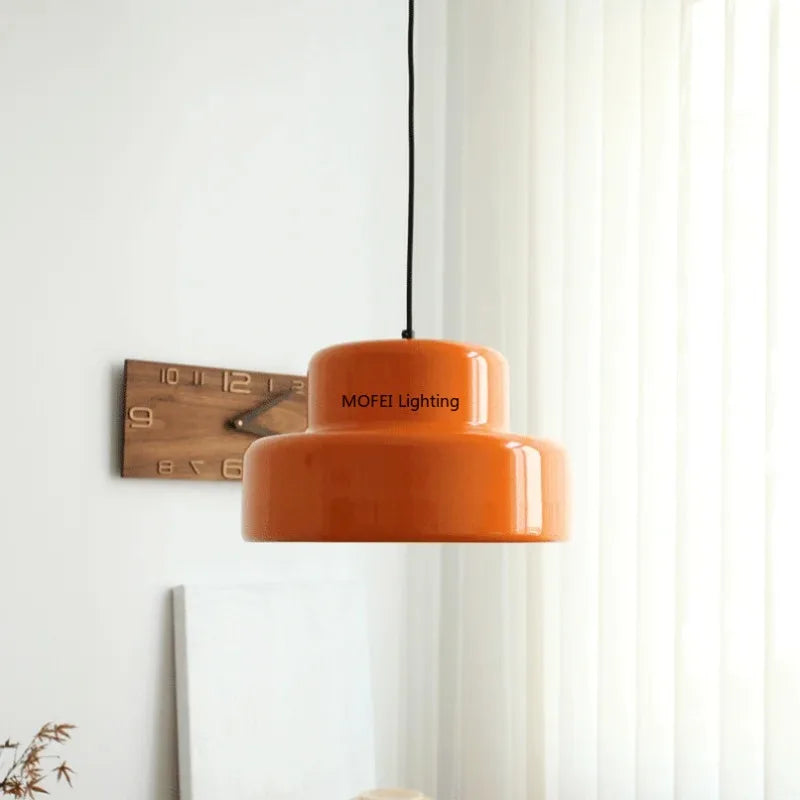 lampe suspendue moderne orange brillante salon chambre intérieur éclairage contemporain métal