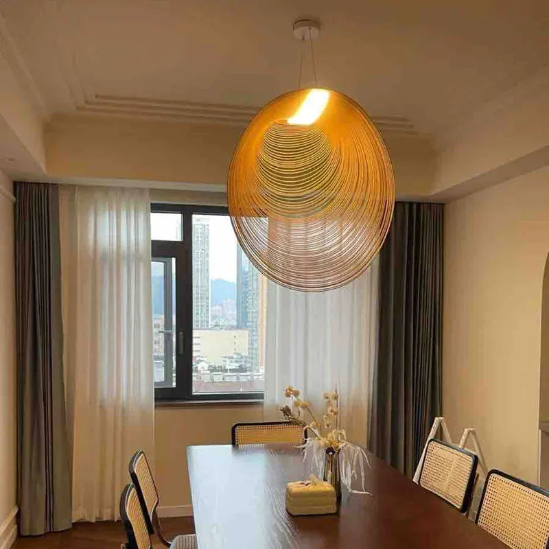 Suspension LED en bois au-dessus d'une table de salle à manger