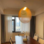 Suspension LED en bois au-dessus d'une table de salle à manger