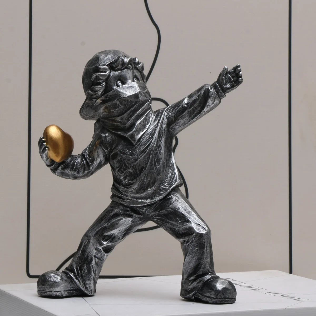statuette enfant lançant cœur résine blanc bronze moderne décor intérieur collection figuration