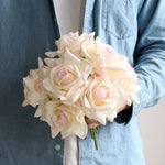 bouquet roses artificielles soie blanc rose pâle rouge décoration mariage intérieur élégant fixations ruban