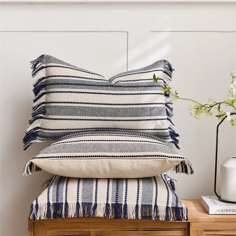 coussin housse rayé bleu marine blanc moderne pièces franges pompons décoration intérieure rustique adhésif