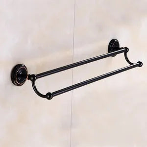 accessoires salle bain noir classiques rondelles dorées porte serviettes savon papier toilette brosse wc