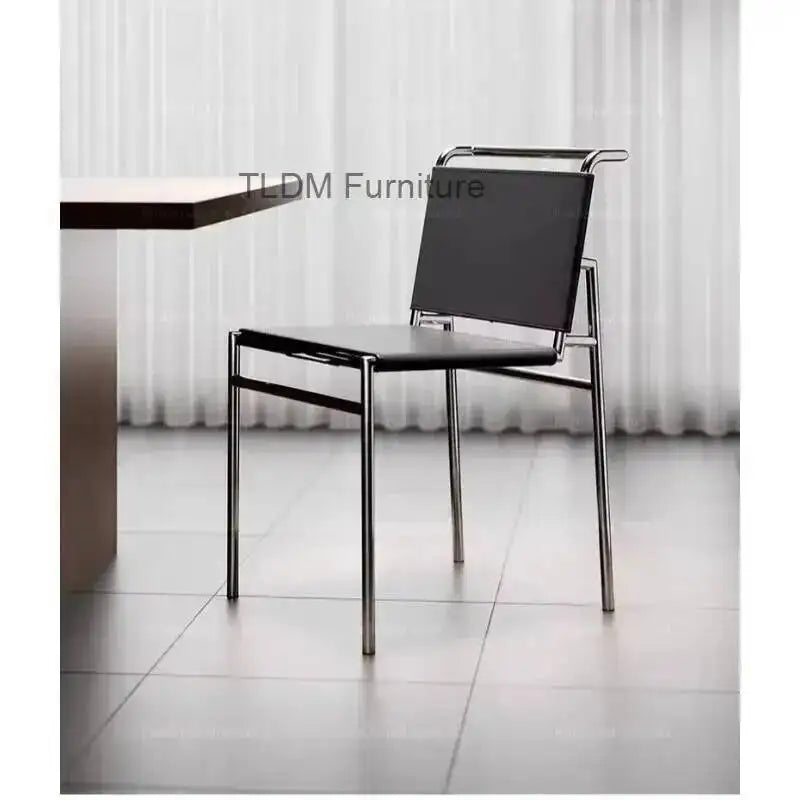 chaise moderne cuir couleur orange noir blanc tringles chromées contemporaine