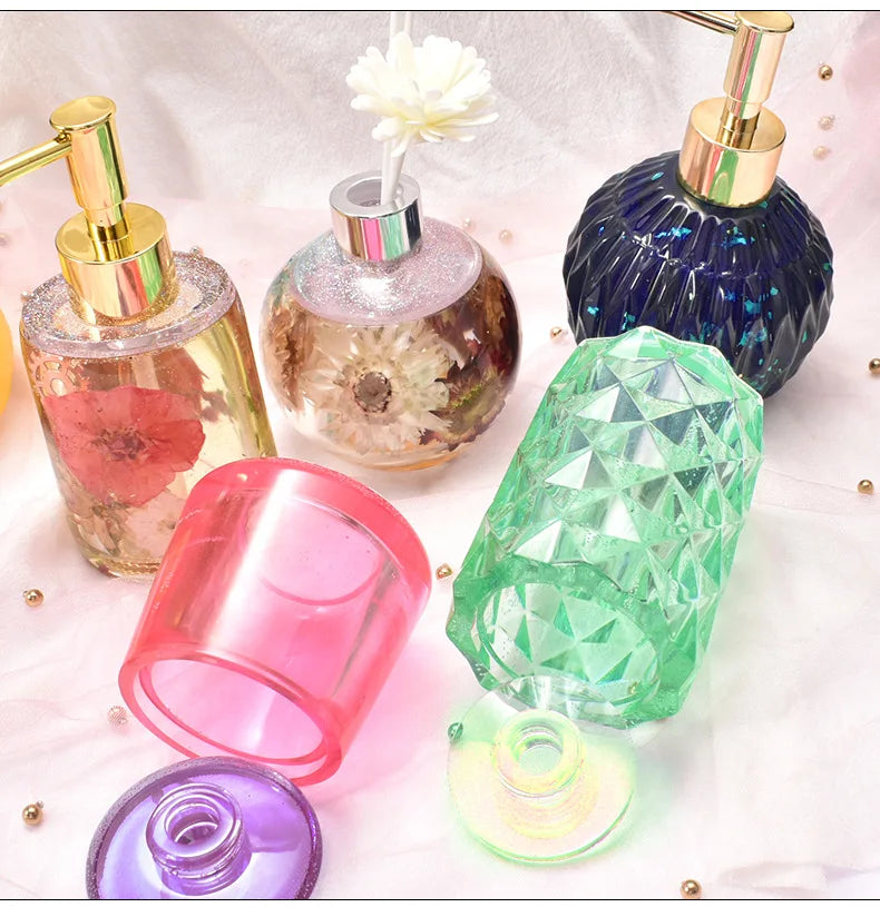 bouteilles savon liquide parfum transparentes motifs géométriques moderne élégantes vert bleu rose blanc