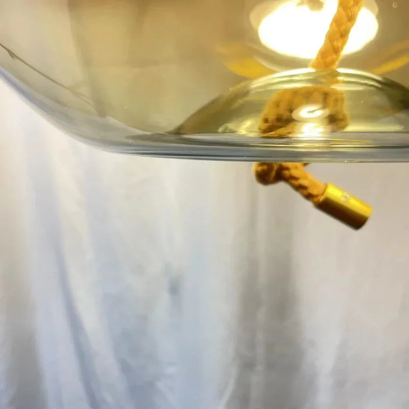 Vue rapprochée du système de suspension de la lampe de chevet