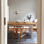 chaise bois naturel tissu tressé scandinave tapis gris plante vase lampe salon balcon