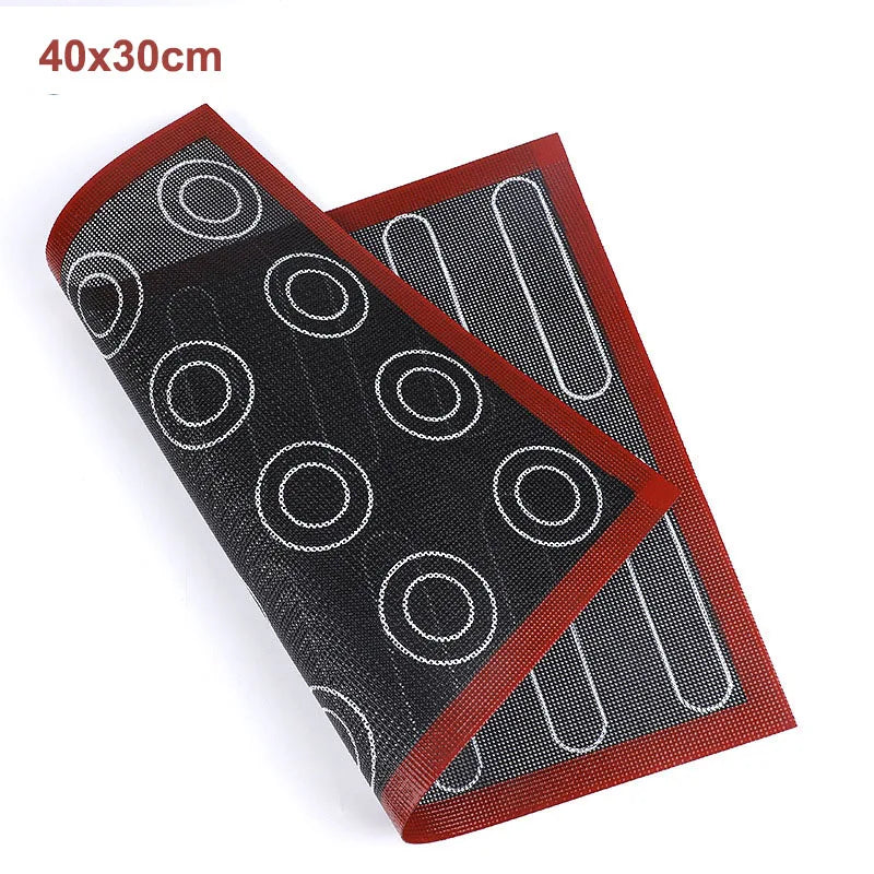 tapis cuisson silicone antiadhésif noir rouge motif géométrique biscuits pâtisserie cuisine moderne