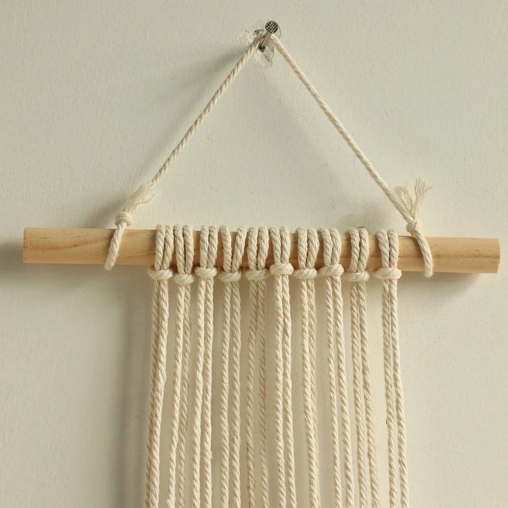Vue de face de la décoration murale en macramé sur un mur blanc