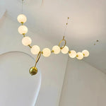 suspension lumineuse moderne boules sphériques blanc doré opaques chaînes