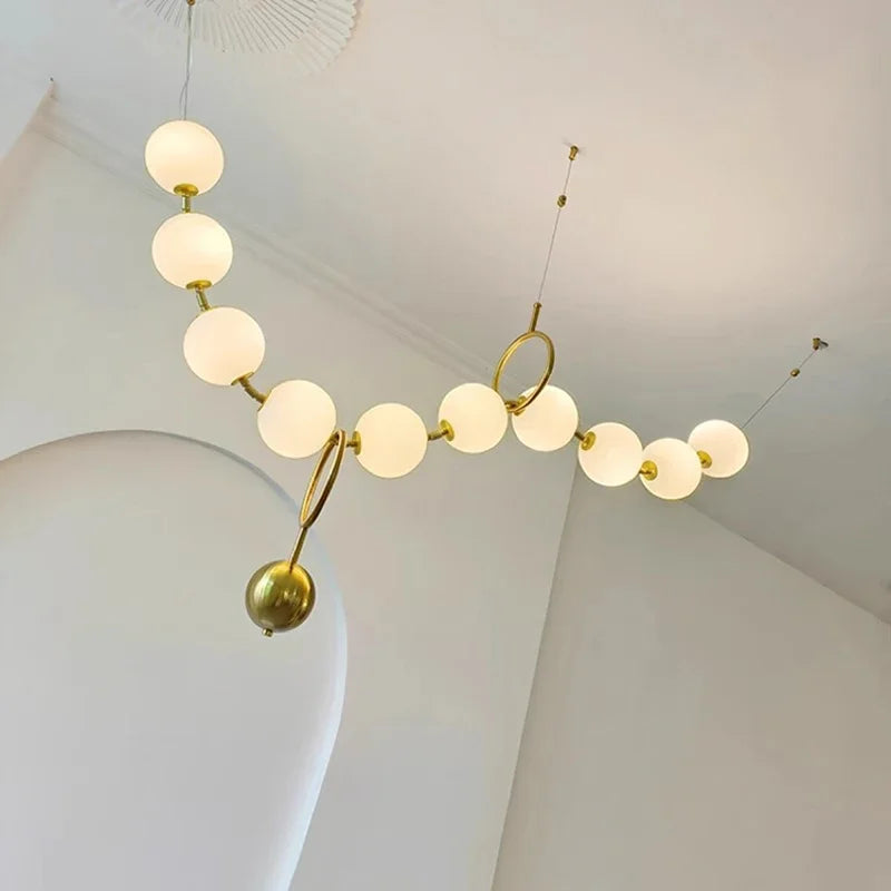 suspension lumineuse moderne boules sphériques blanc doré opaques chaînes