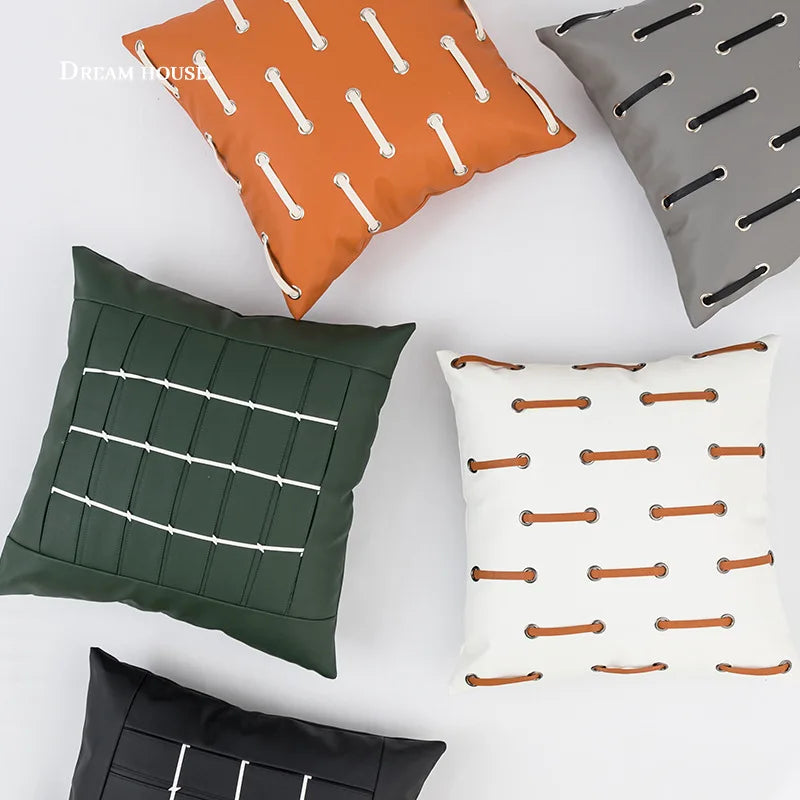 Cette image montre une variété de coussins décoratifs avec différents motifs géométriques et de textures en couleurs terre cuite, gris et vert.